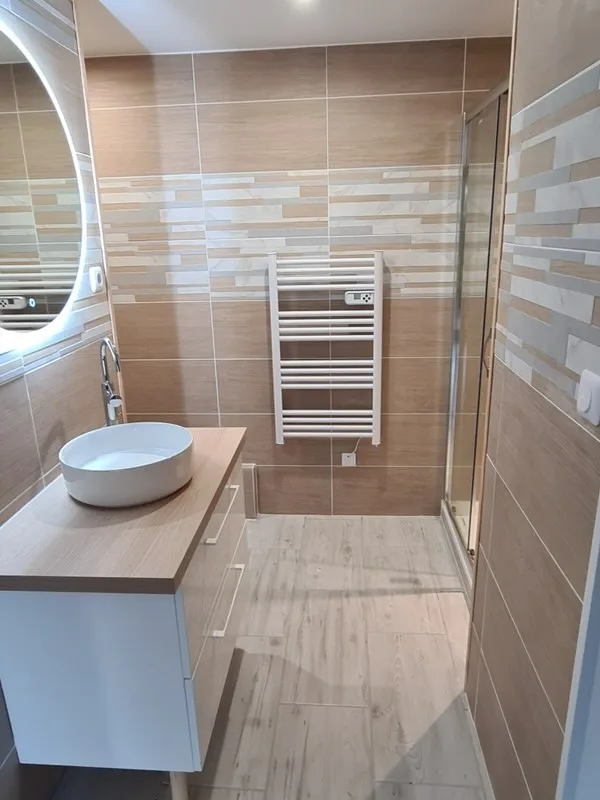 Salle de bain — vasque et sèche-serviettes