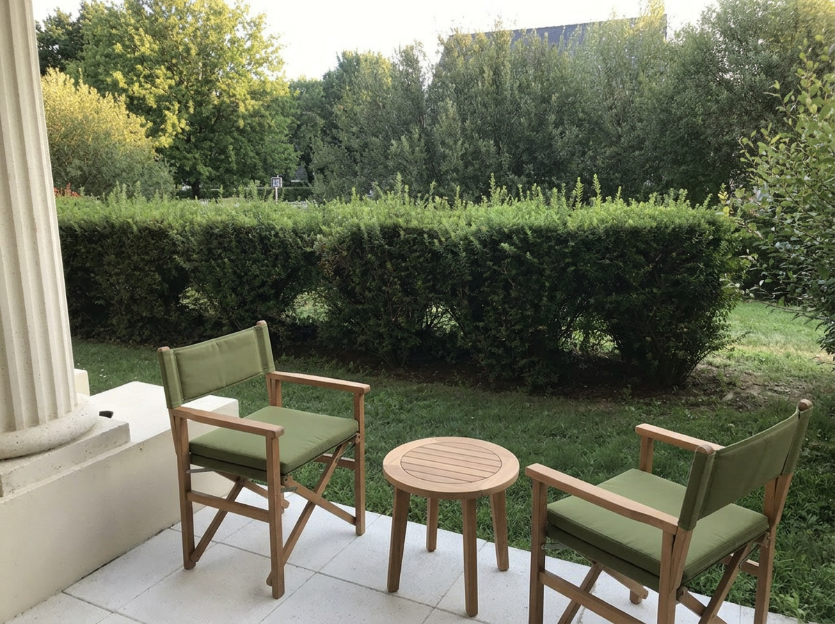 Terrasse privée de plain-pied ouverte sur le jardin de la résidence